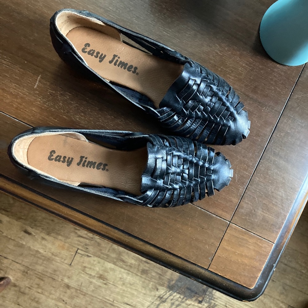 SOLD.

VINTAGE woven black slip on flats